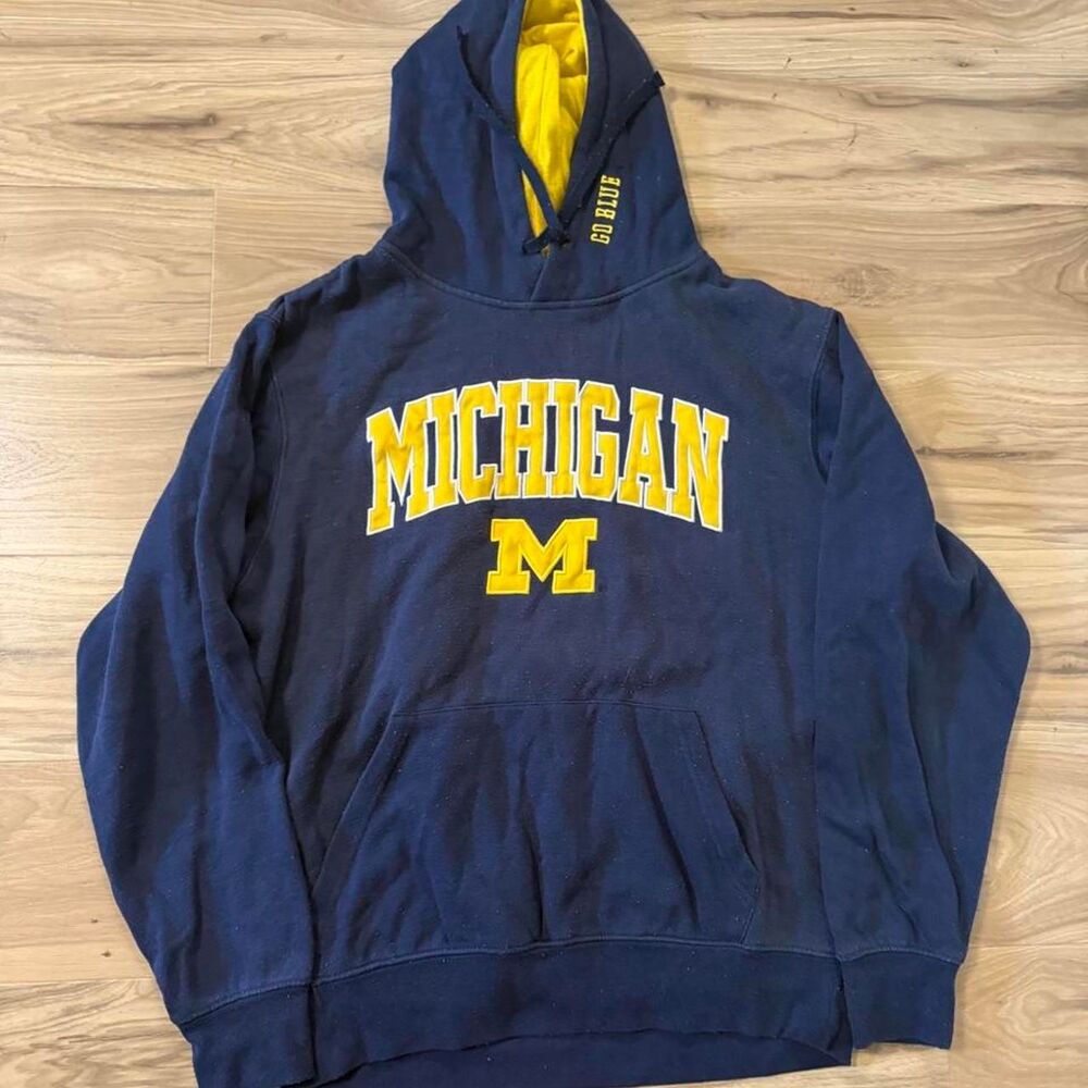 Navy blue Michigan Wolverines hoodie embroidered college size medium